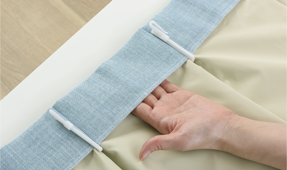 アクリルコーティング加工を行った薄手の遮光生地を、裏地として縫い付けるものです。