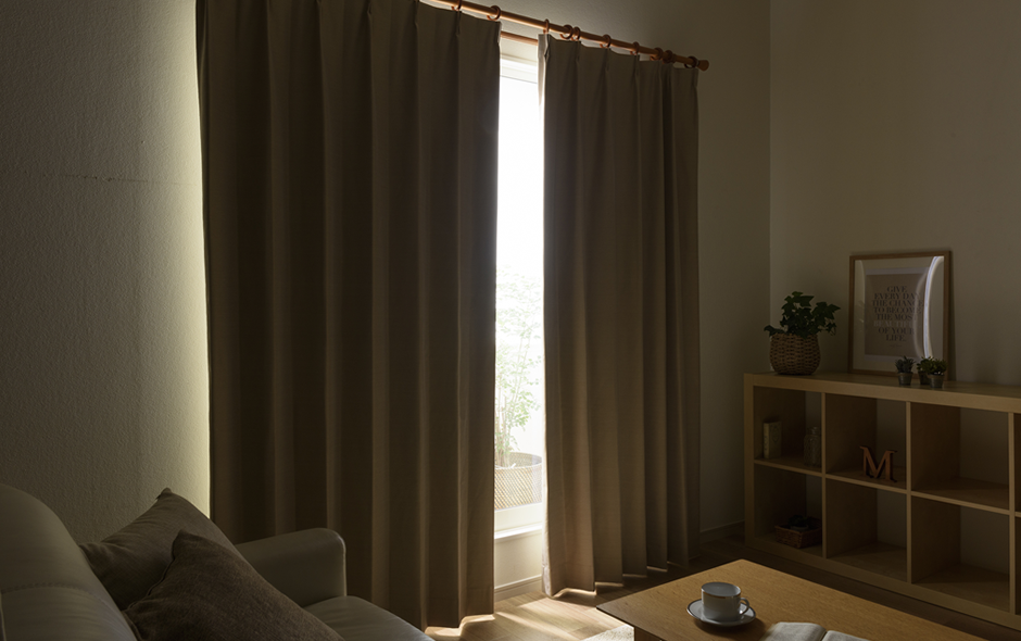 遮光カーテンの色の濃淡による遮光性の違い