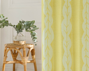 イエロー 北欧テイストの木立柄プリント1級遮光カーテン