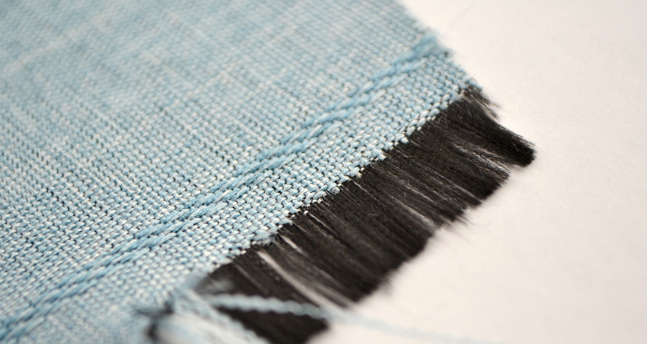 黒糸織りの生地による遮光カーテン