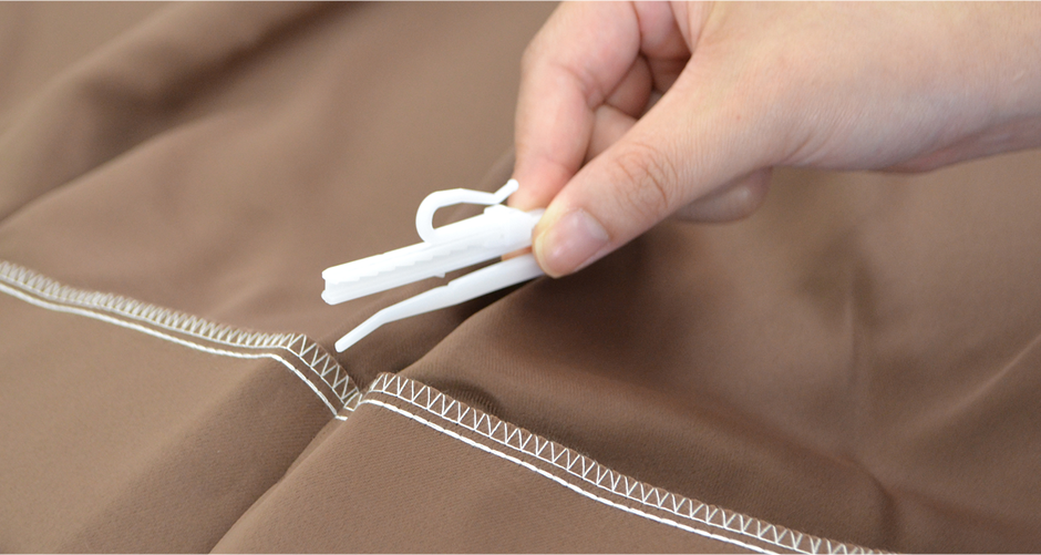 カーテンフックを外す