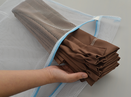 洗濯ネットの大きさに合わせてたたんで入れます