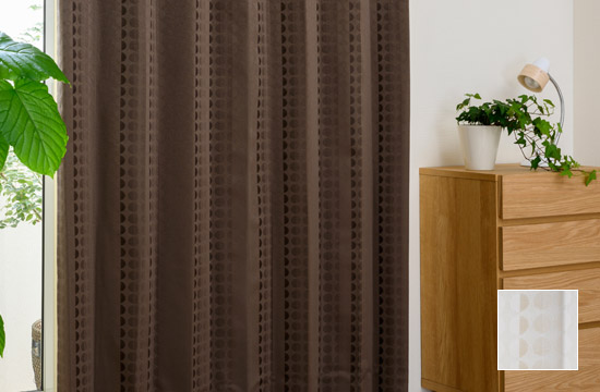 光沢のあるサークル柄がおしゃれな白い完全遮光カーテン