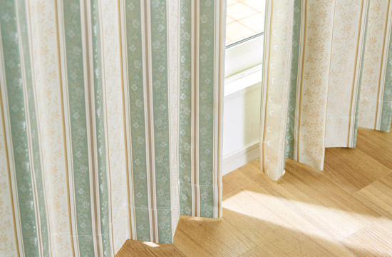 白ラッカーの線描の花柄の完全遮光カーテン