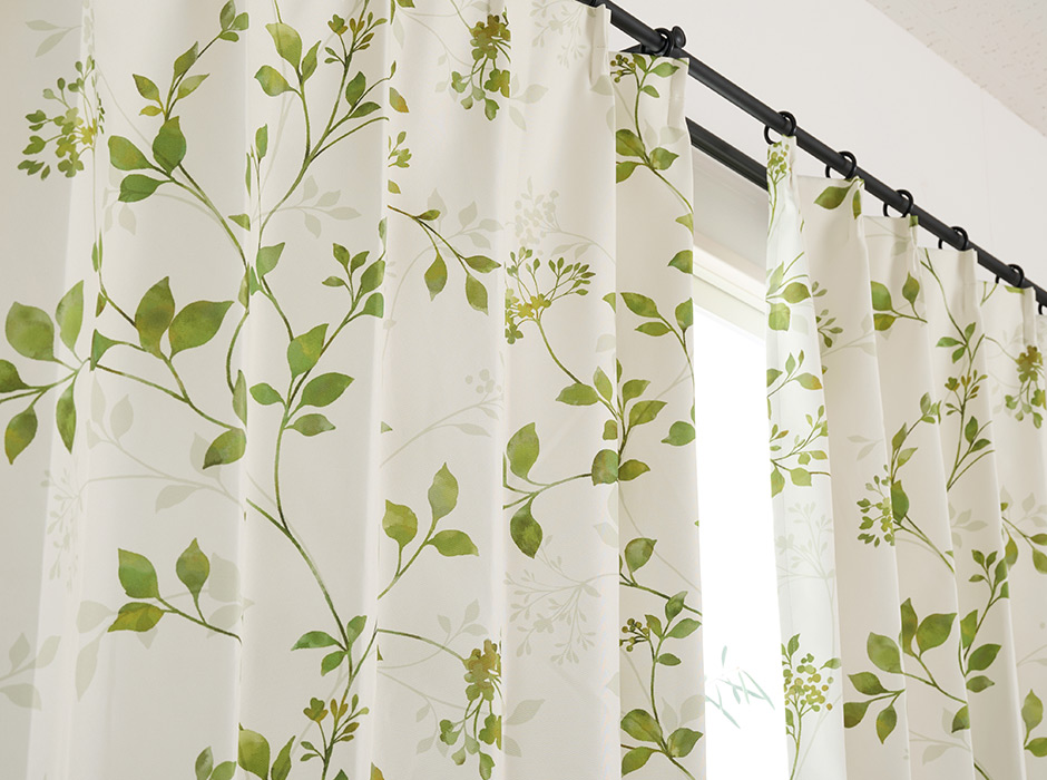 やさしい水彩リーフ柄がおしゃれな完全遮光カーテン　D-1163