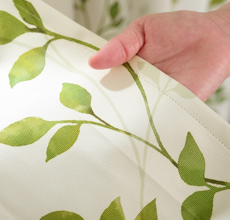 やさしい水彩リーフ柄がおしゃれな完全遮光カーテン　D-1163