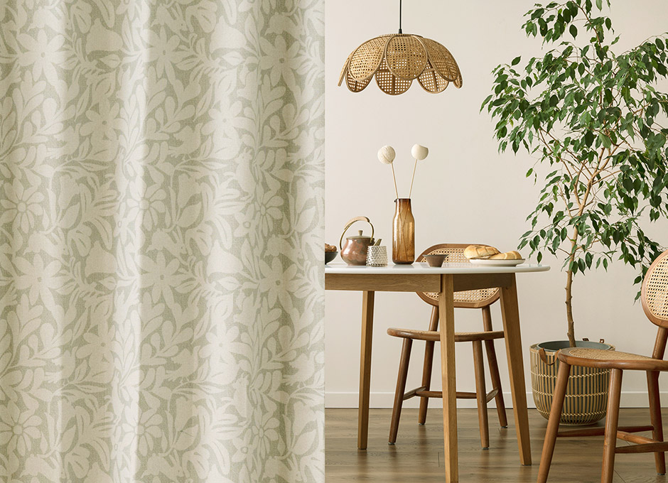 北欧モチーフの花と動物柄がかわいく彩る1・2遮光カーテン　D-1167