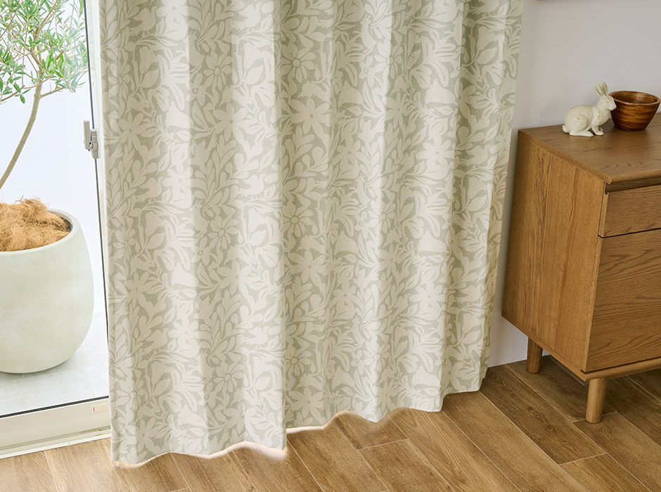 北欧モチーフの花と動物柄がかわいく彩る1・2遮光カーテン　D-1167