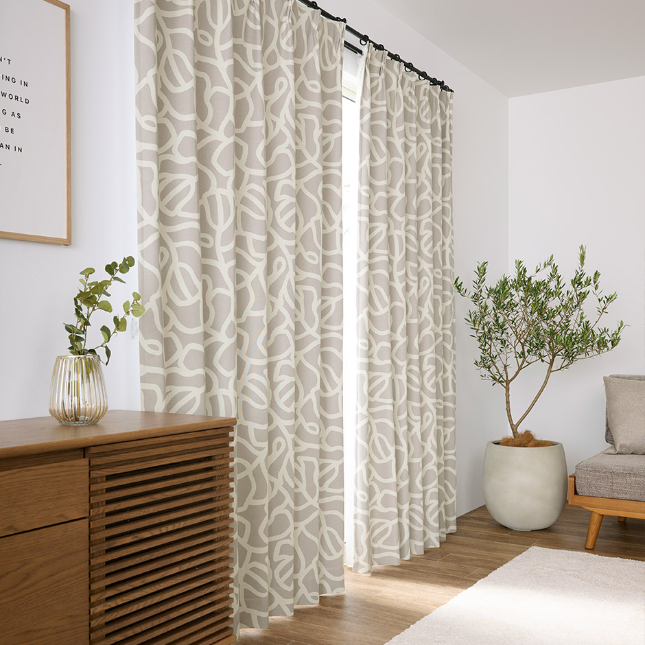 幾何学模様のようなモンステラ柄がモダンな1・2遮光カーテン　D-1168