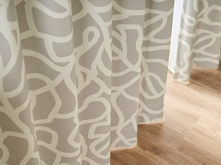 幾何学模様のようなモンステラ柄がモダンな1・2遮光カーテン　D-1168