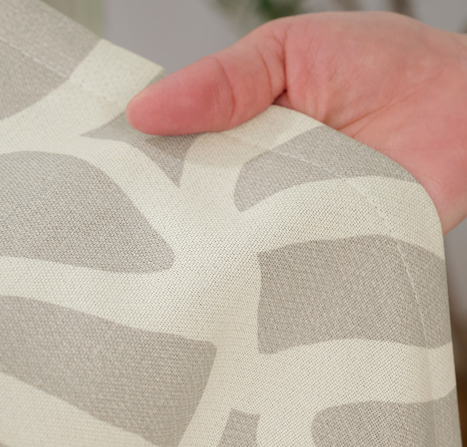 幾何学模様のようなモンステラ柄がモダンな1・2遮光カーテン　D-1168