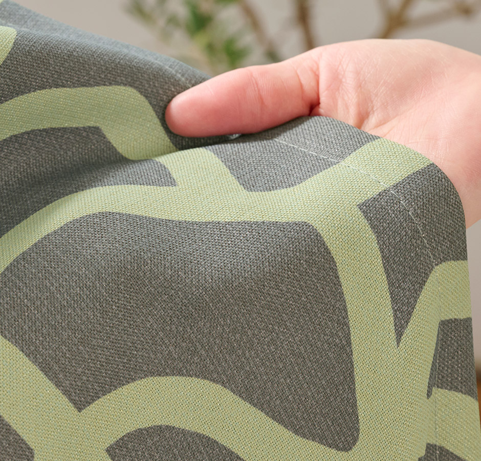 幾何学模様のようなモンステラ柄がモダンな1・2遮光カーテン　D-1168