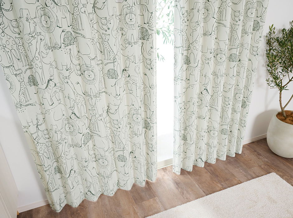 まるで動物園！？お部屋がワクワク空間に変わるアニマル柄の2級遮光カーテン D-1170 