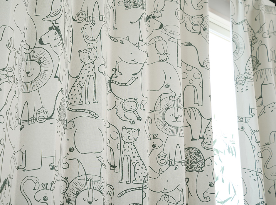 まるで動物園！？お部屋がワクワク空間に変わるアニマル柄の2級遮光カーテン D-1170 