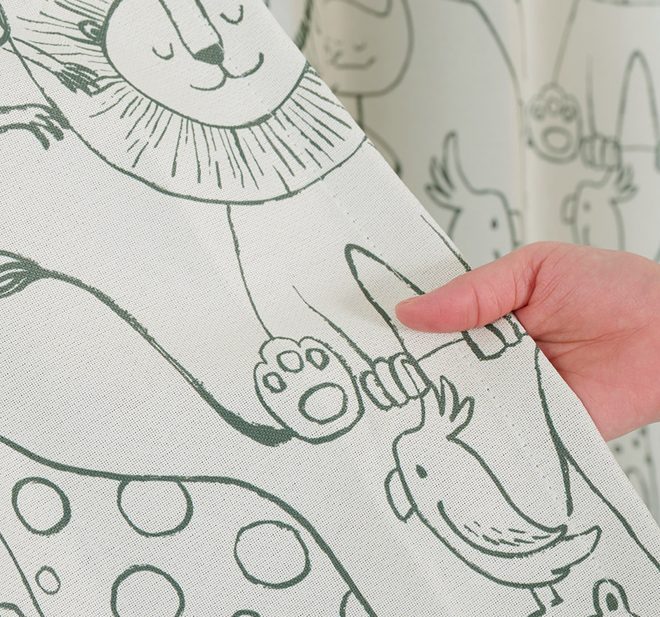 まるで動物園！？お部屋がワクワク空間に変わるアニマル柄の2級遮光カーテン D-1170 