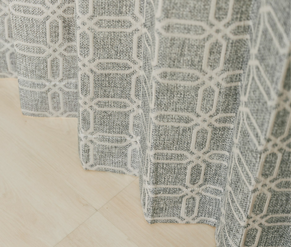 裏地付き３級遮光カーテン　D-1194