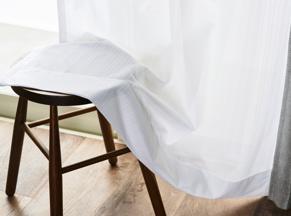 消臭加工技術「トリプルフレッシュII」を施した爽やかなストライプ柄の防炎ミラーレース D4516