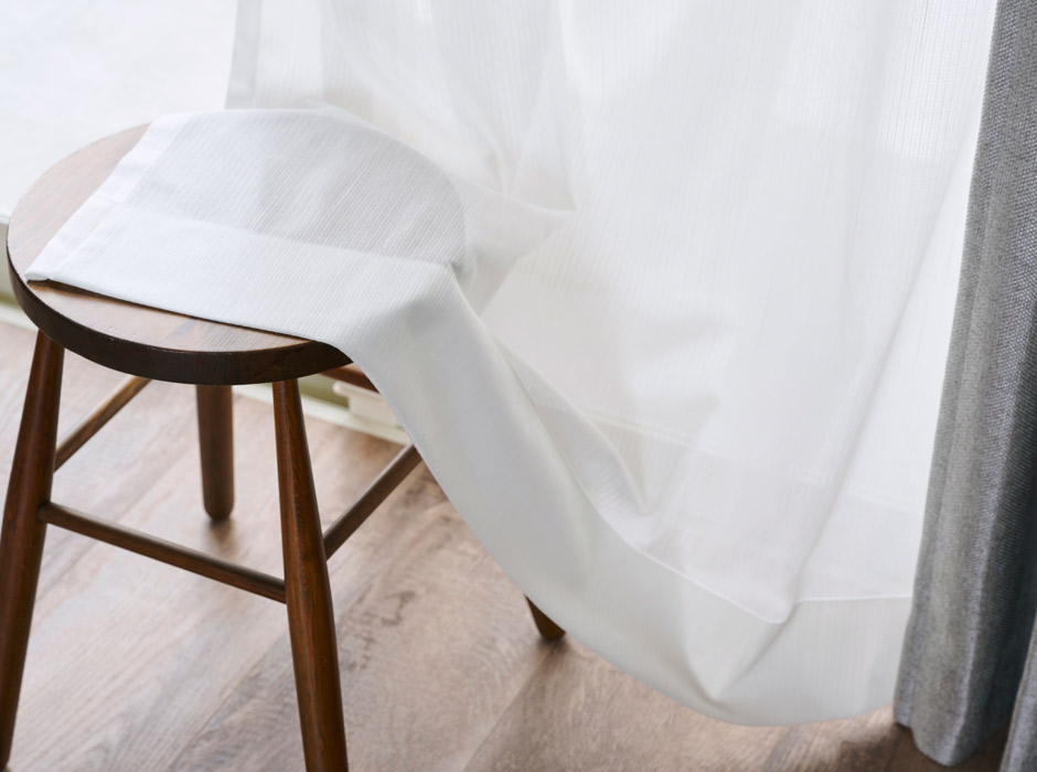 消臭加工技術「トリプルフレッシュII」を施したランダムな縦線がおしゃれな防炎ミラーレース D4517