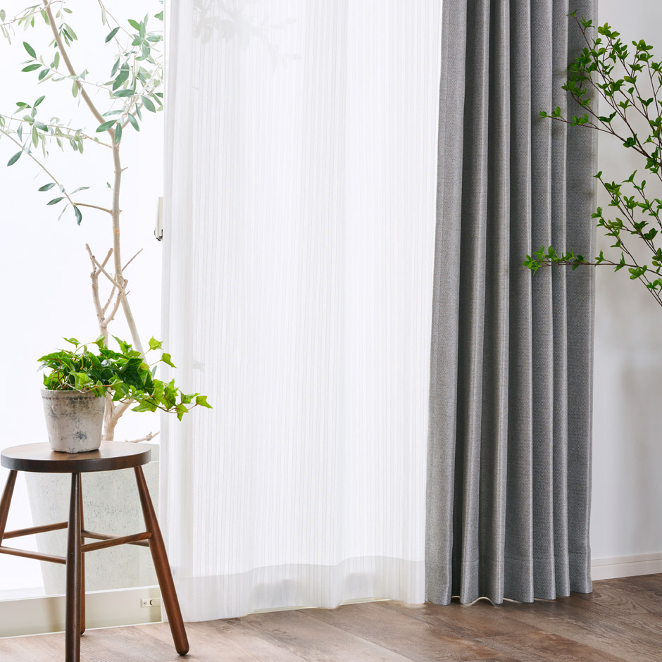 消臭加工技術「トリプルフレッシュII」を施したエレガントなストライプ柄の防炎ミラーレース U9419
