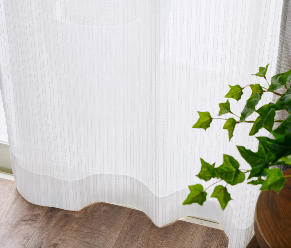 消臭加工技術「トリプルフレッシュII」を施したエレガントなストライプ柄の防炎ミラーレース U9419