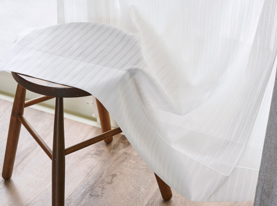 消臭加工技術「トリプルフレッシュII」を施したエレガントなストライプ柄の防炎ミラーレース U9419