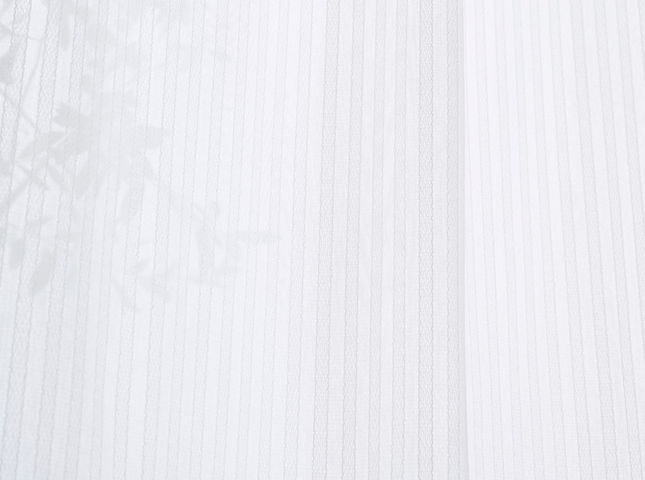 消臭加工技術「トリプルフレッシュII」を施したエレガントなストライプ柄の防炎ミラーレース U9419