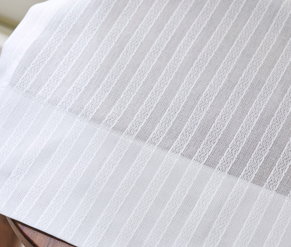 消臭加工技術「トリプルフレッシュII」を施したエレガントなストライプ柄の防炎ミラーレース U9419