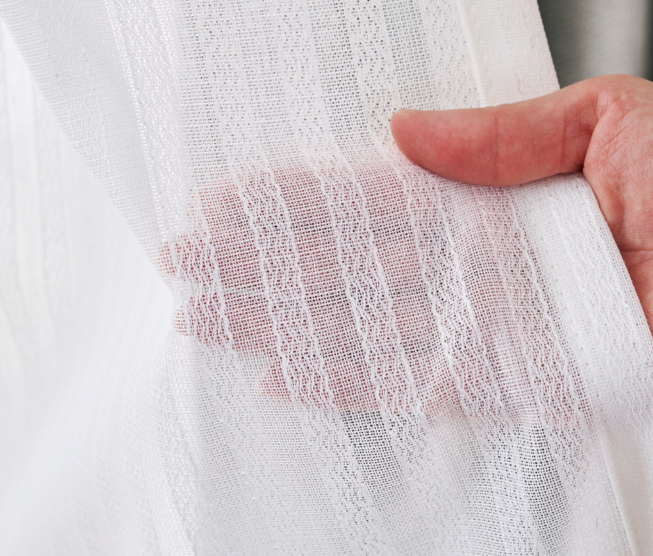 消臭加工技術「トリプルフレッシュII」を施したエレガントなストライプ柄の防炎ミラーレース U9419