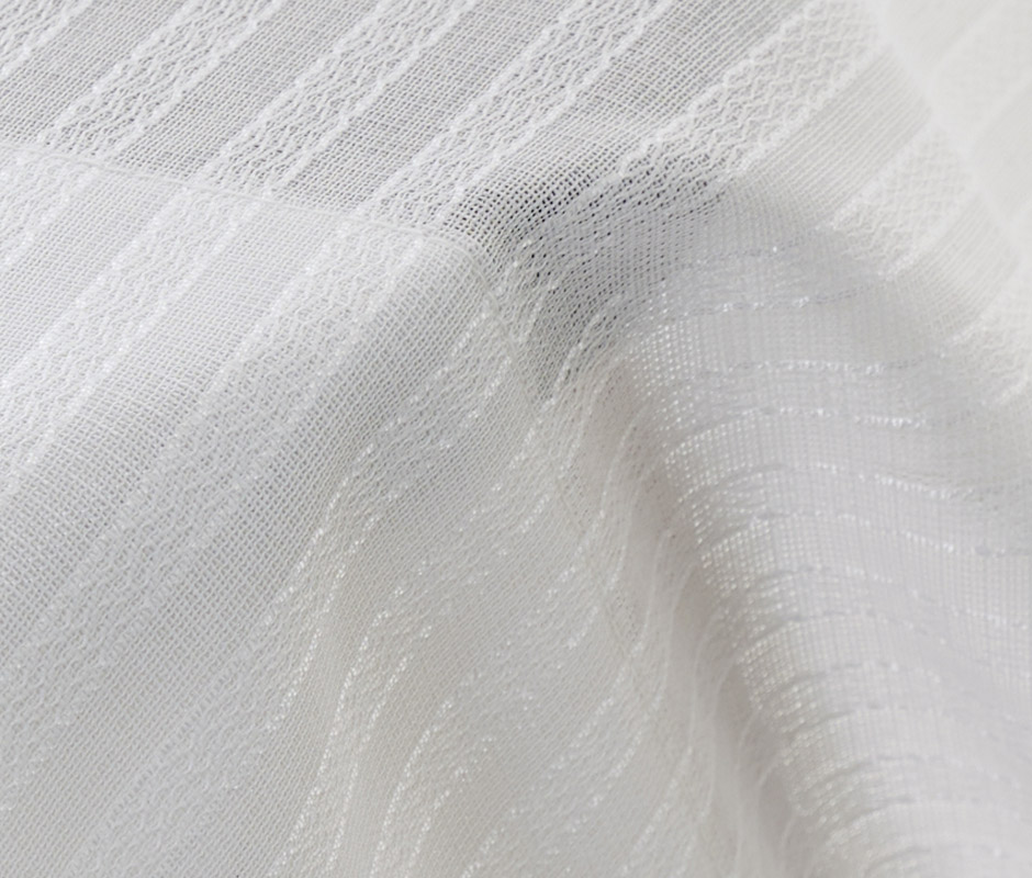 消臭加工技術「トリプルフレッシュII」を施したエレガントなストライプ柄の防炎ミラーレース U9419