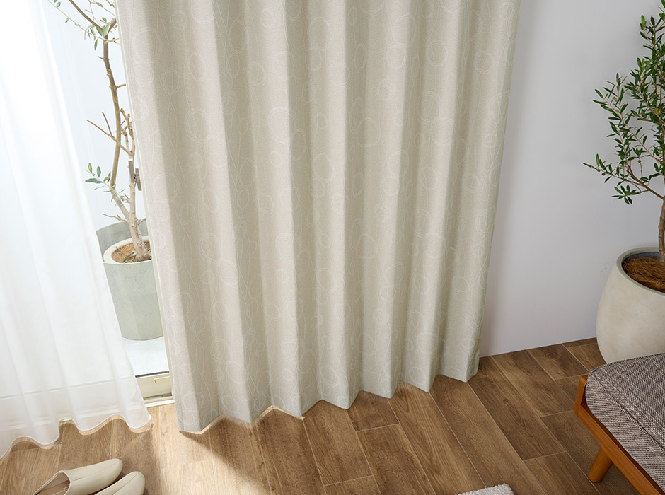 北欧ナチュラルな手書き風のサークル柄がおしゃれな3級遮光防炎カーテン　FP6111