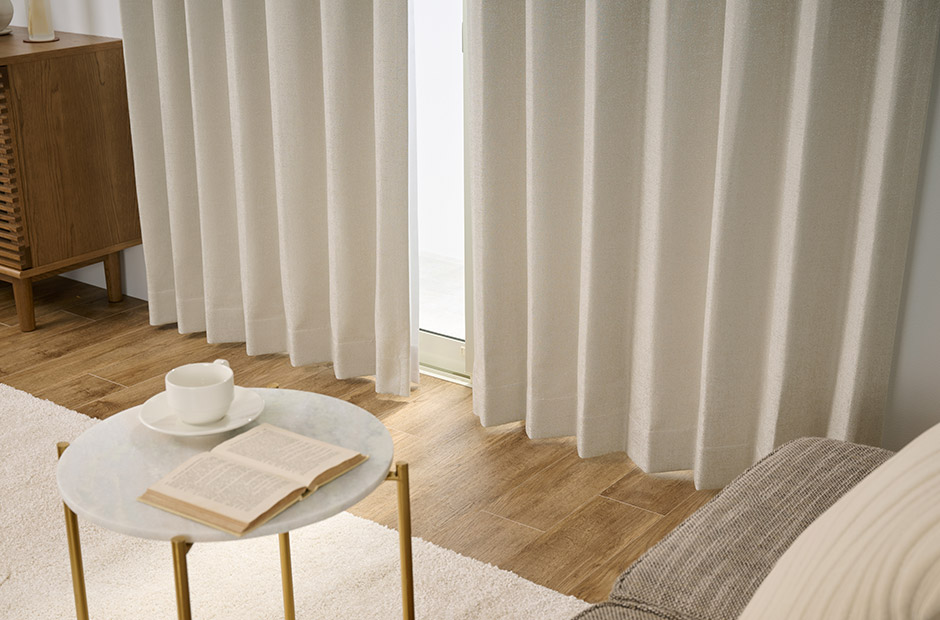 きらめく光沢が美しい2級遮光防炎カーテン CFE203