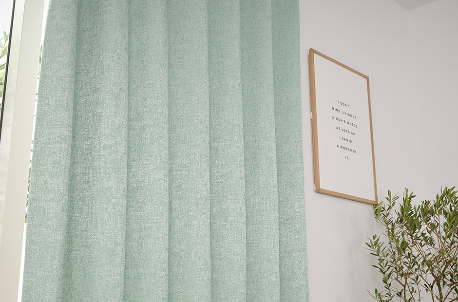 きらめく光沢が美しい2級遮光防炎カーテン CFE203