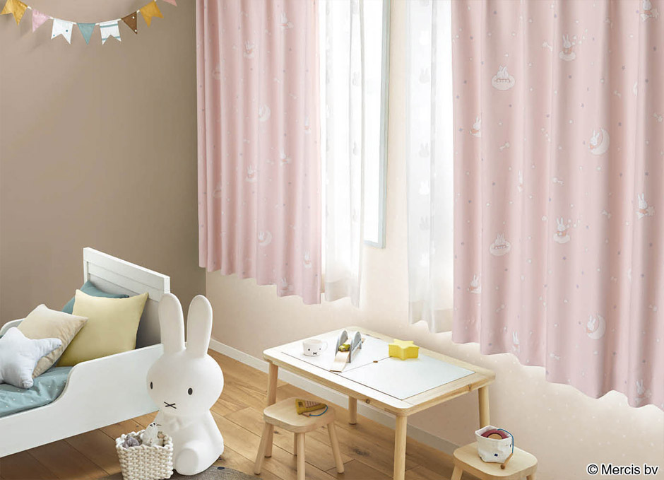 パステルカラーの星や月で遊ぶミッフィーがかわいい防炎2級遮光カーテン　LC22308