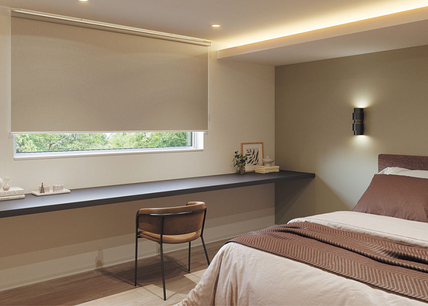 寝室のリラックスタイムを演出する「ロールスクリーン　ソフィー（エルデBC遮光）」の写真