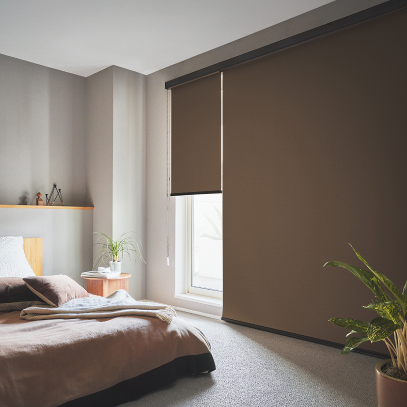 しっかりと遮光したい寝室の窓に「ロールスクリーン　ソフィー（クルル遮光）」の写真