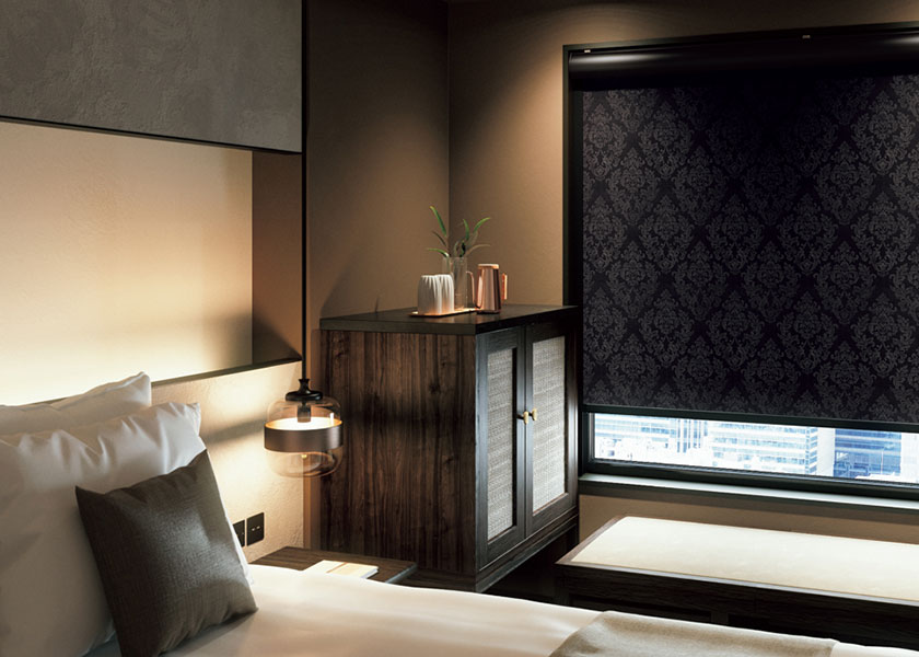 シックなインテリアにおすすめな「ロールスクリーン　ソフィー（シスクBC遮光）」の写真