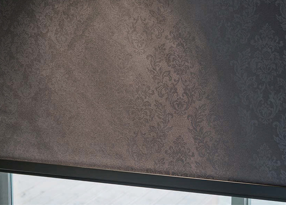 バックコート加工でしっかり遮光する「ロールスクリーン　ソフィー（シスクBC遮光）」の写真