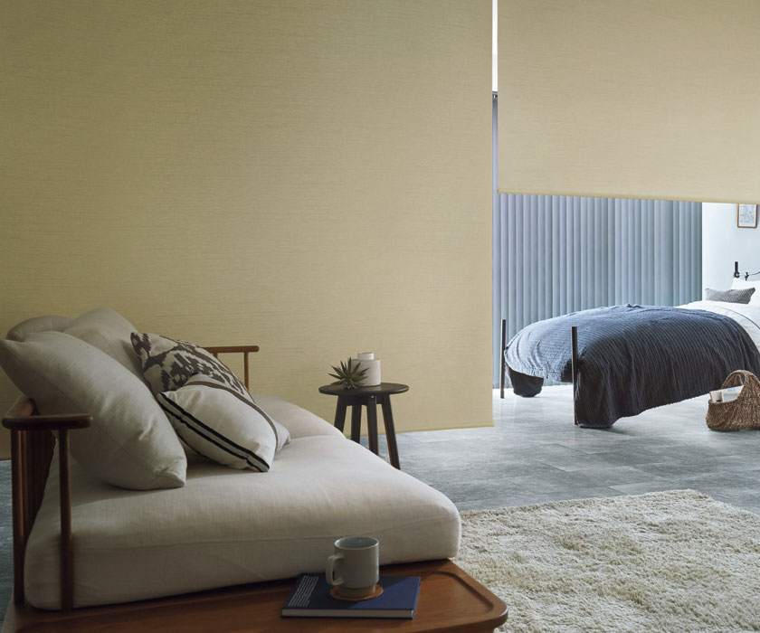 ベッドルームをワンランク上の空間に仕上げる「ロールスクリーン　ラルクシールド（アジェント遮光）」の写真