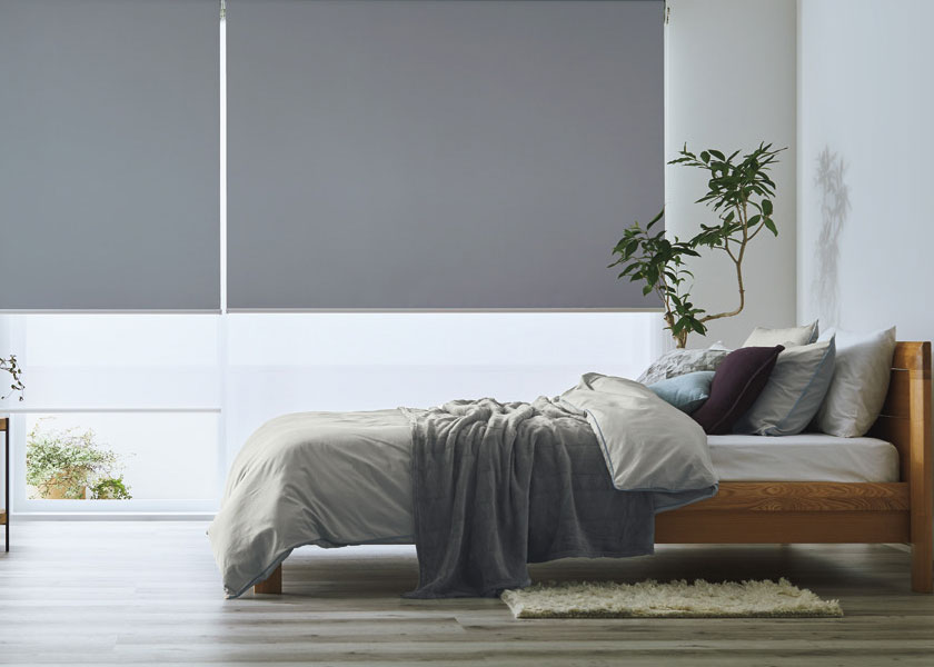 渋みのあるヴィンテージ感が魅力的な「ロールスクリーン　ラルクシールド（ライフ遮光）」の写真