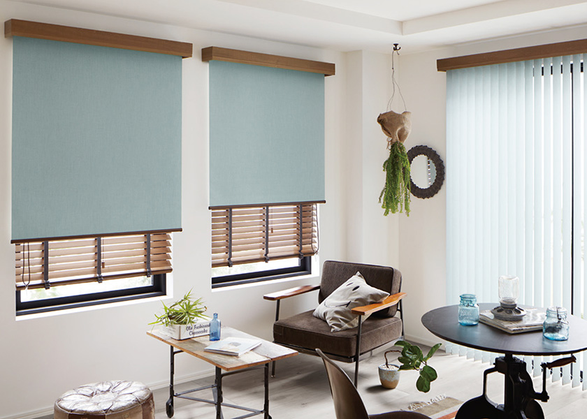 窓からの光を調節したいリビングにおすすめな「ロールスクリーン　ラルクシールド（リンネル遮光）」の写真