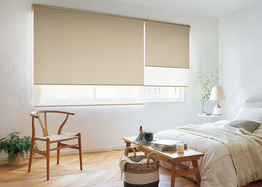 部屋馴染みの良いグレイッシュカラーの「ロールスクリーン　ラルクシールド（リンネル遮光）」の写真