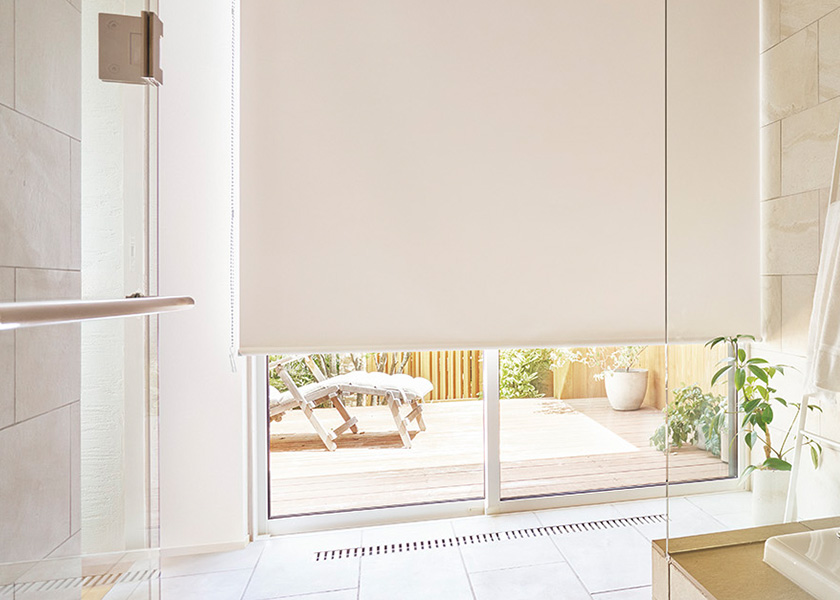 華やかな色味が浴室を楽しくする「ロールスクリーン　ラルク浴室（ミント遮光）」の写真