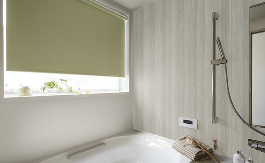 水拭き可能でお手入れも簡単な「ロールスクリーン　ラルク浴室（ミント遮光）」の写真