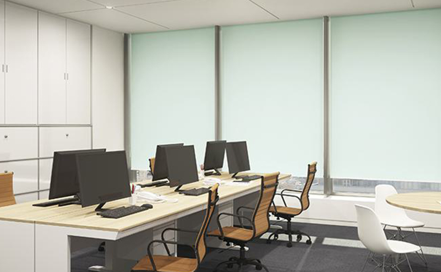 お手入れ簡単なロールスクリーンとしてもおすすめな「ロールスクリーン　ラルク浴室（ミント遮光）」の写真