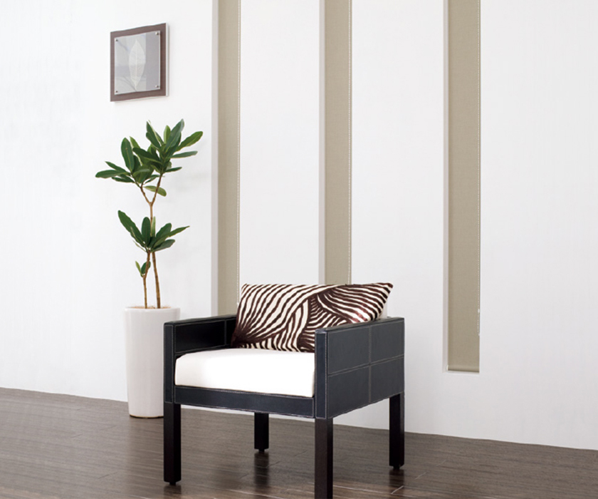 細い窓にもぴったりフィットする「ロールスクリーン　ラルク スリット窓（ピアット遮光）」の写真