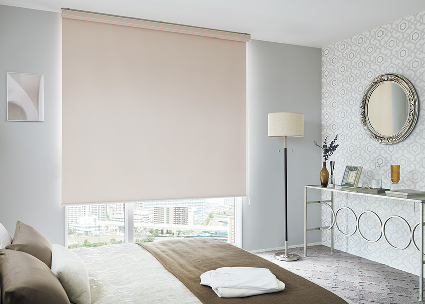 こだわりの空間を演出する「ロールスクリーン　ラルクシールド（シャイニー遮光）」の写真