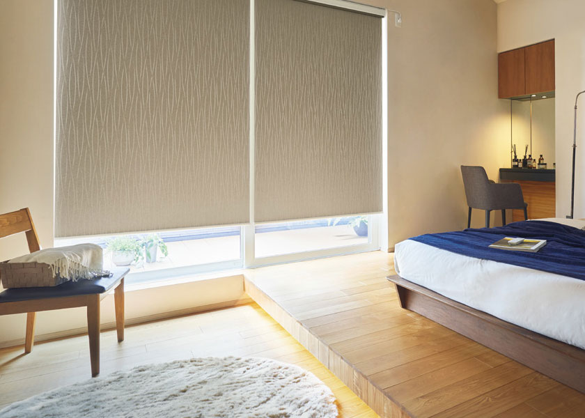 寝室をワンランク上の空間にする「ロールスクリーン　ラルクシールド（ヴェルタ遮光）」の写真