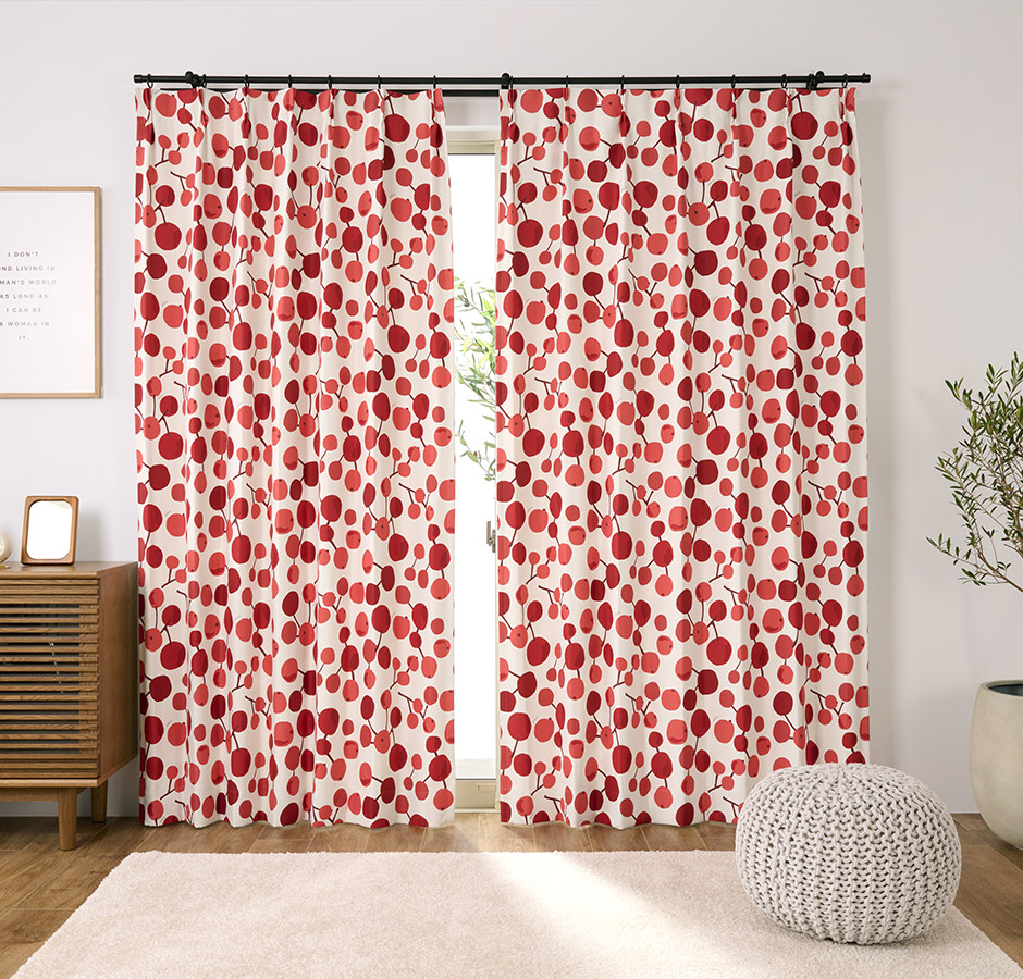 北欧テイストの木の実モチーフがかわいい2級遮光カーテン　大きな木の実（D-8009）