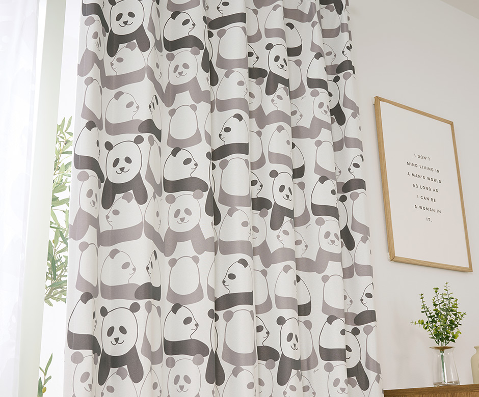 かわいいパンダ柄！子供部屋におすすめの2級遮光カーテン　panda（D-8009）