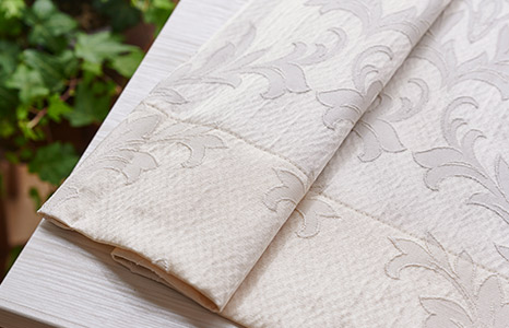 大きなつる柄と単色使いで使いやすい裏地付き2級遮光カーテン　アンドレー